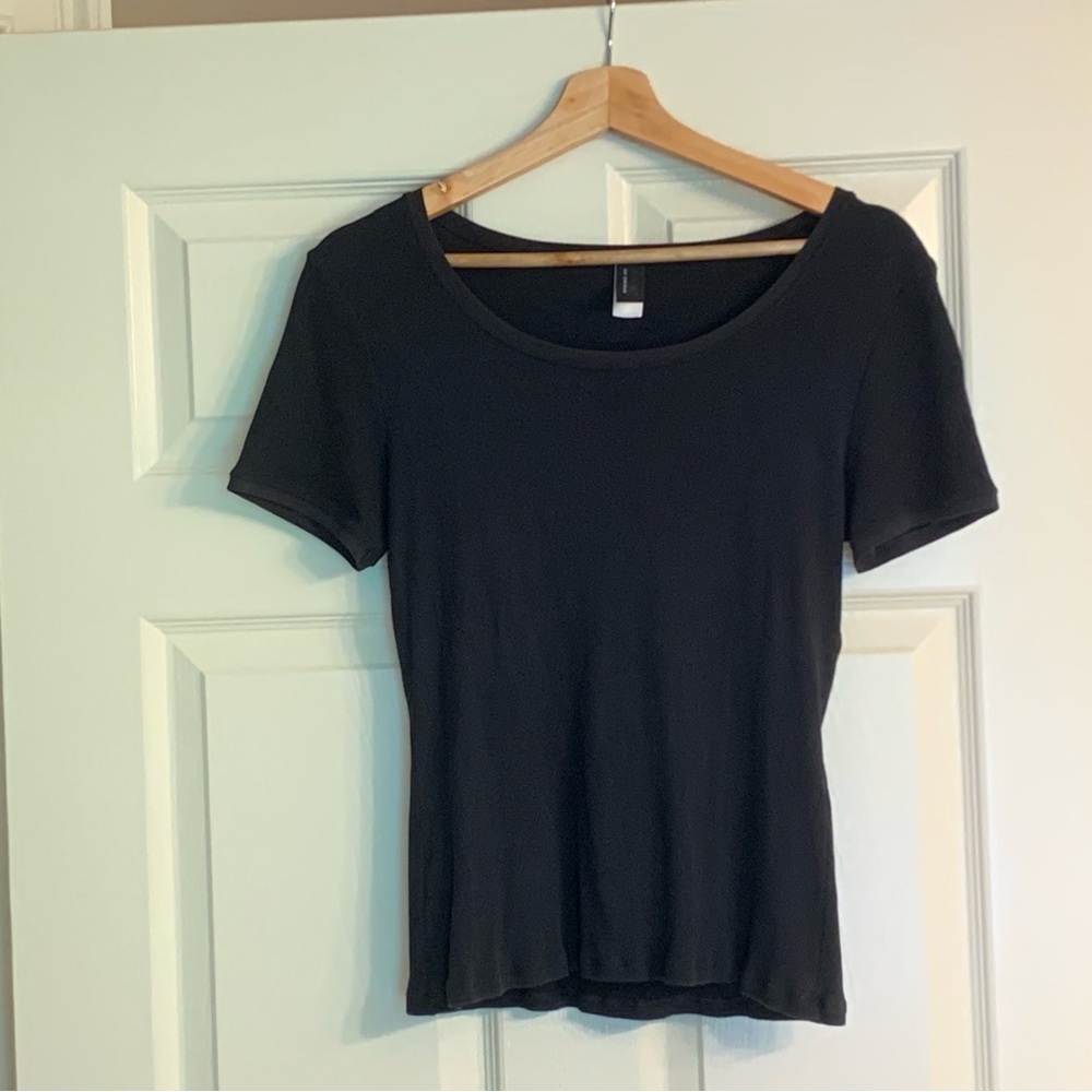Hanro of Switzerland women’s ribbed short sleeve top, size M in black